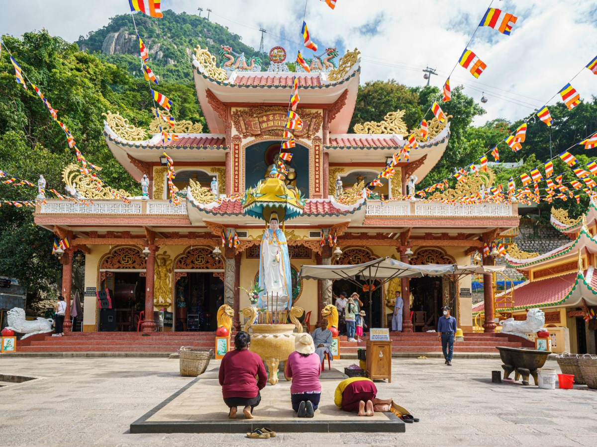 Du khách tham quan không gian tâm linh với trang phục lịch sự