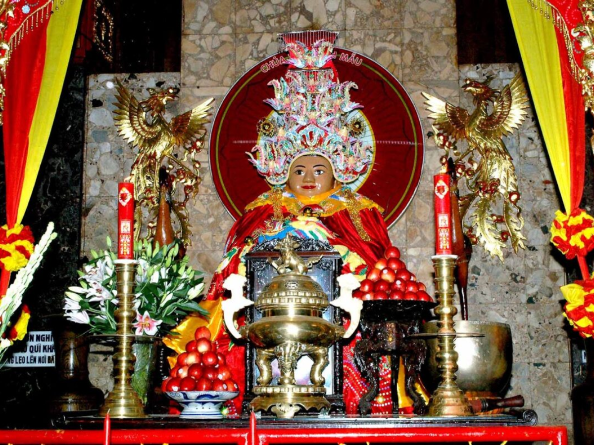 Không gian thờ Mẫu truyền thống với hệ thống tượng thờ và lễ vật trang nghiêm