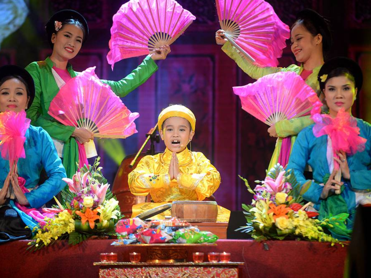 Nghệ nhân trình diễn hát văn trong không gian tín ngưỡng 
