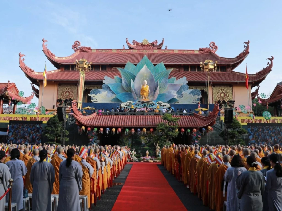 Không gian trang nghiêm trong một đại lễ Phật giáo
