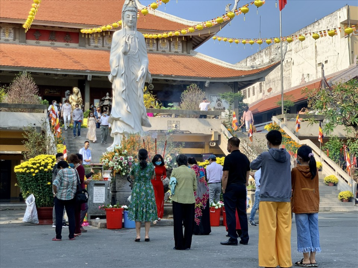 Người dân du xuân và đi lễ chùa những ngày đầu năm