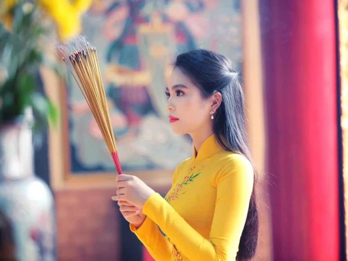 Du khách chắp tay lễ Phật tại chính điện