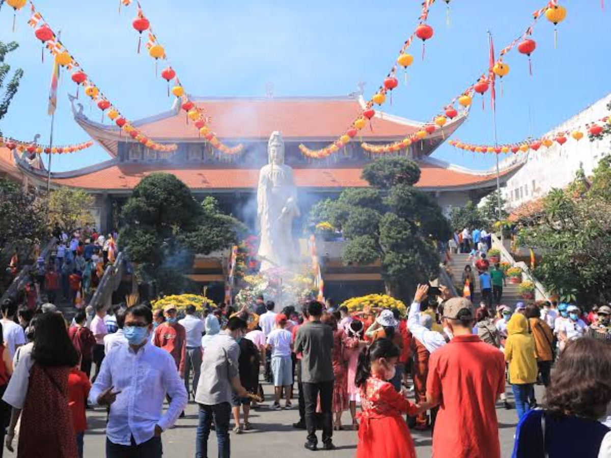 Gia đình cùng nhau đi chùa vào dịp đầu năm