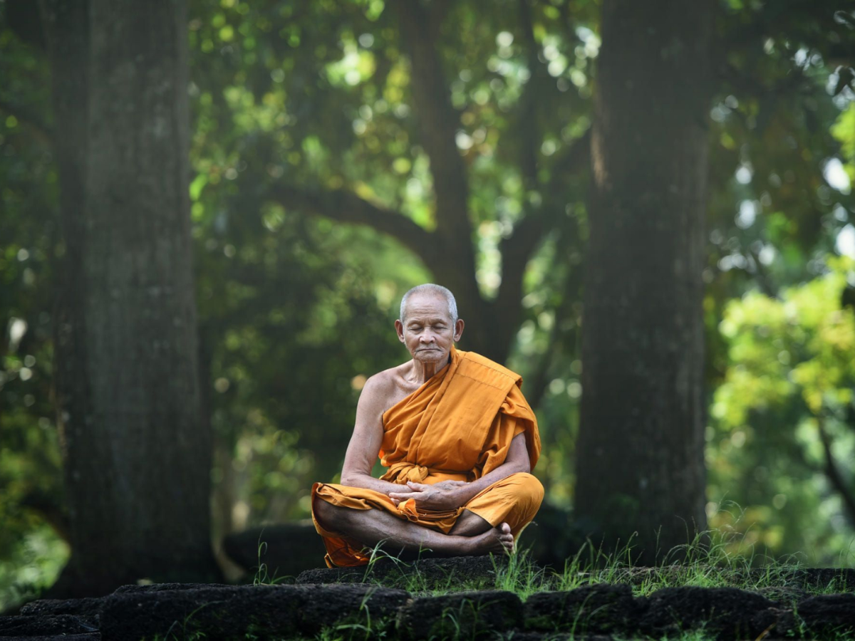 Không gian thiền định hoặc người hành hương ngồi tĩnh lặng trong khuôn viên chùa