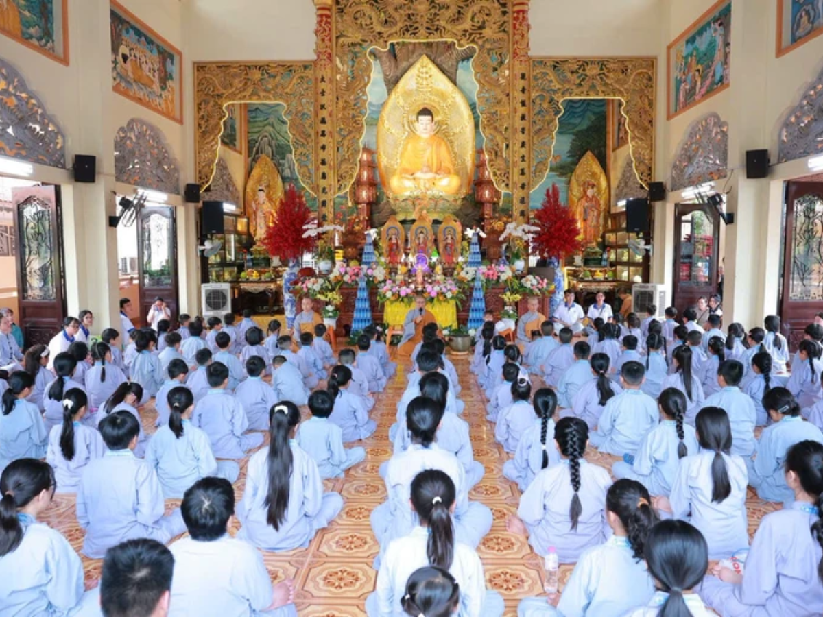 Phật tử tham dự khóa lễ trong không gian trang nghiêm