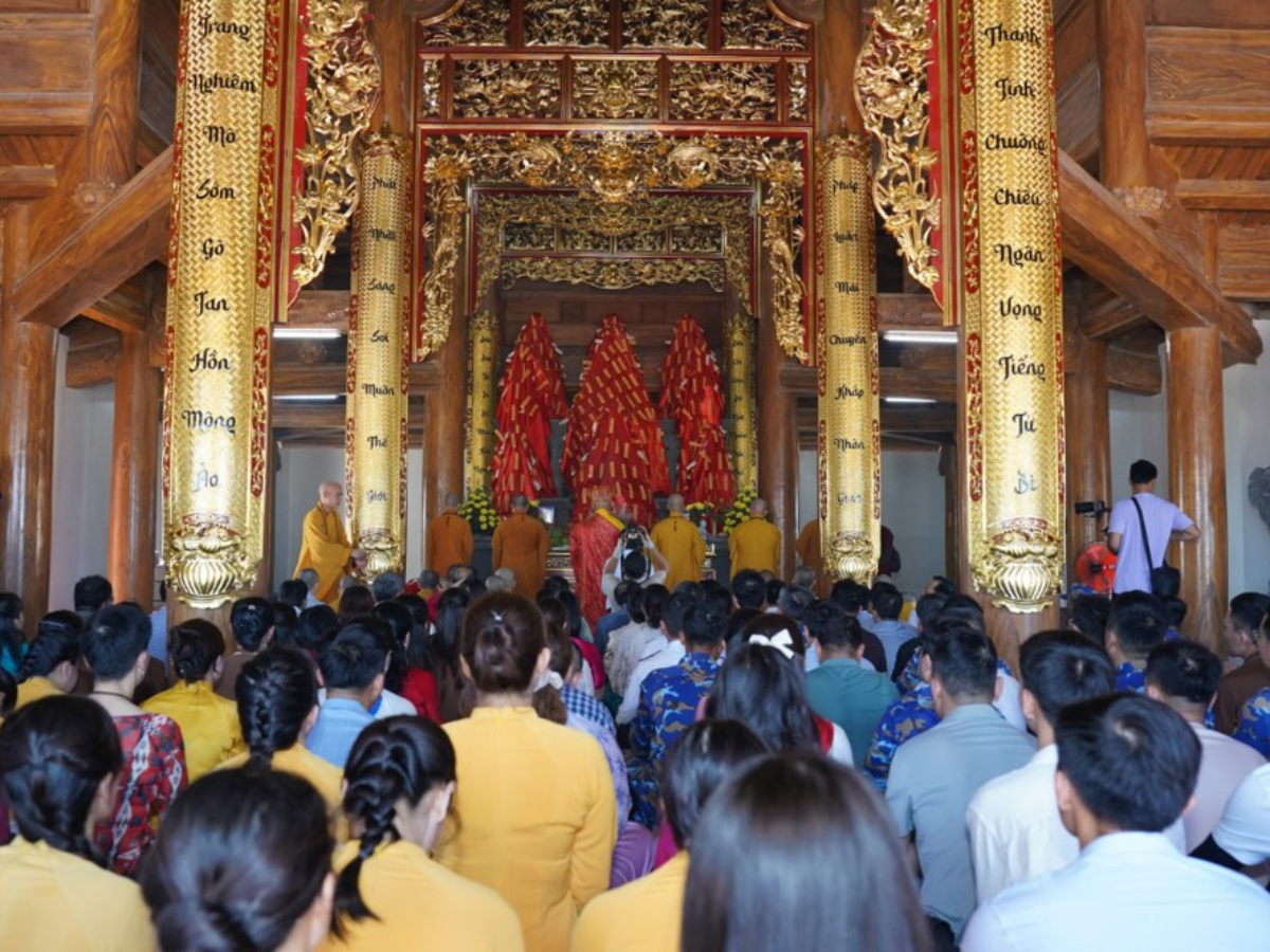 Không gian lễ cầu an trang nghiêm tại một ngôi chùa Việt Nam
