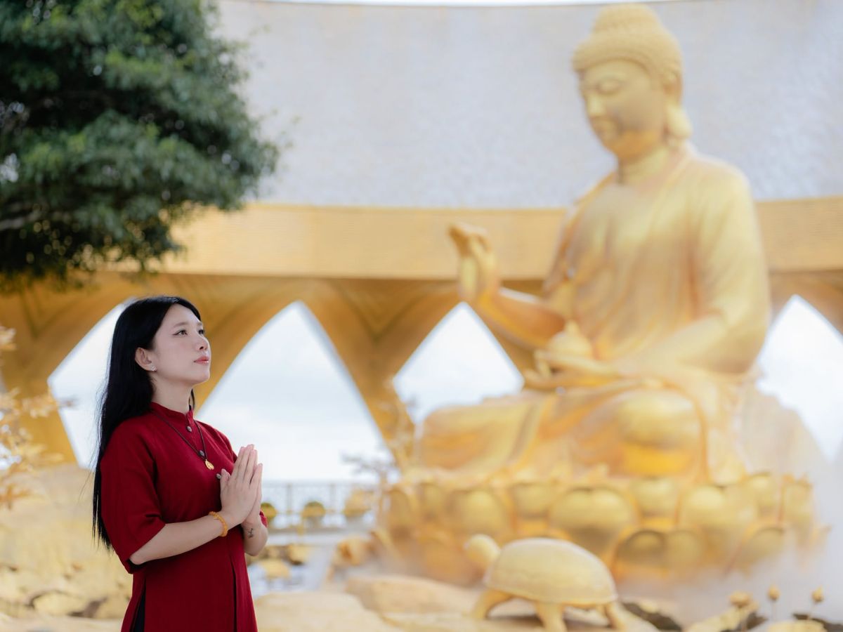 Không gian vườn Ưu Đàm tĩnh tại tạo không gian thiền định thư thái cho du khách đến chiêm bái.