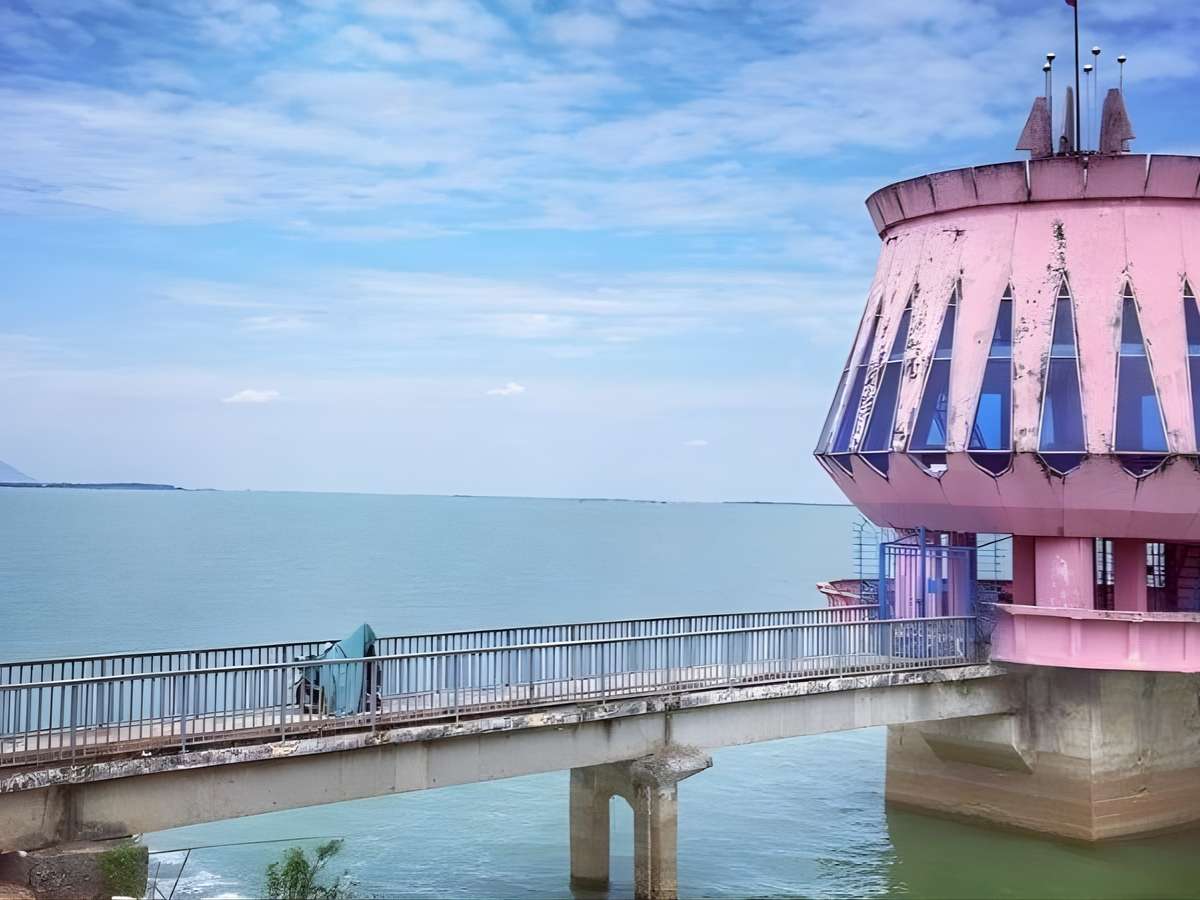 Khung cảnh mặt hồ rộng lớn tại Hồ Dầu Tiếng vào buổi chiều