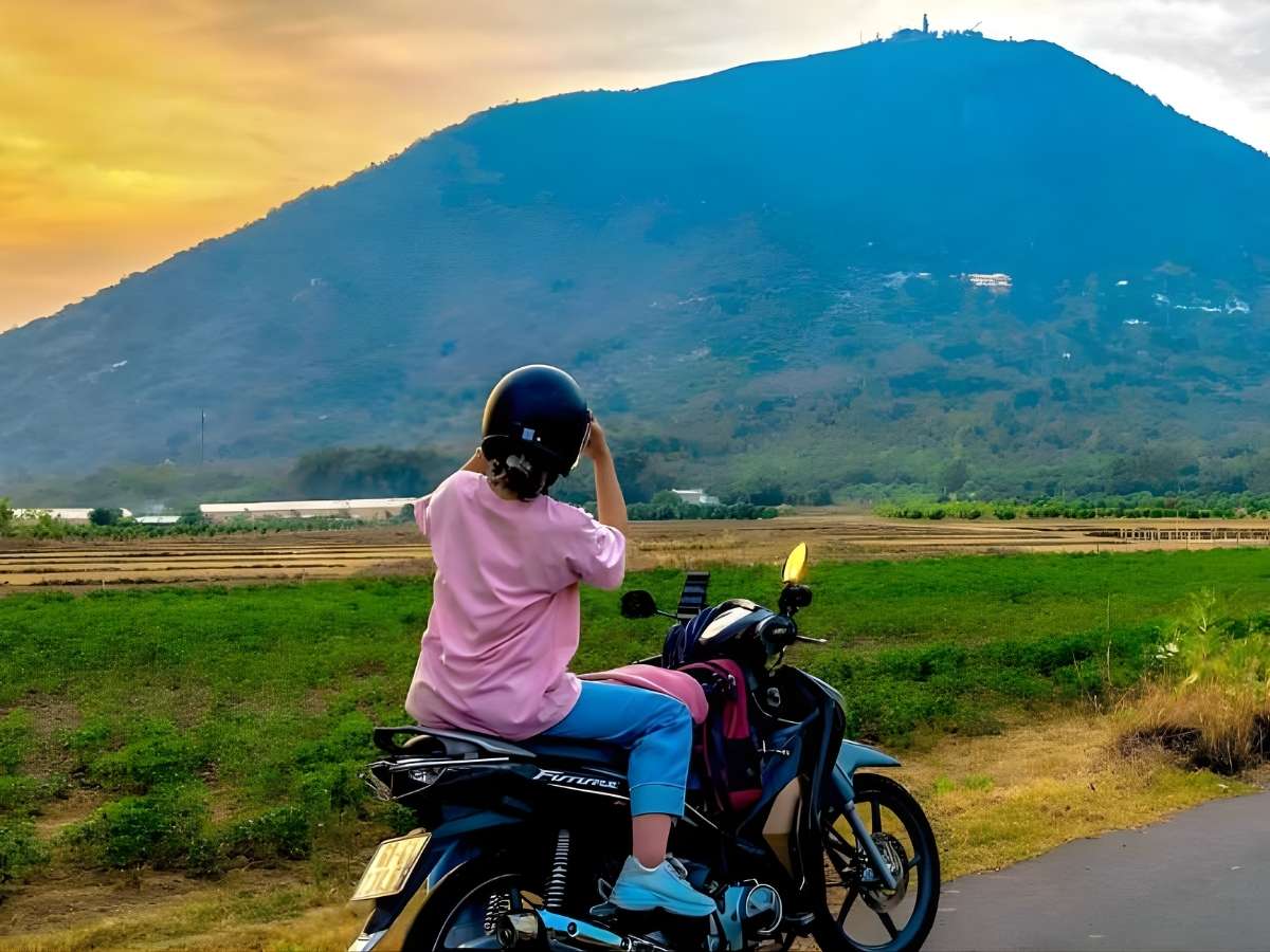 Du khách di chuyển bằng xe máy đến Tây Ninh