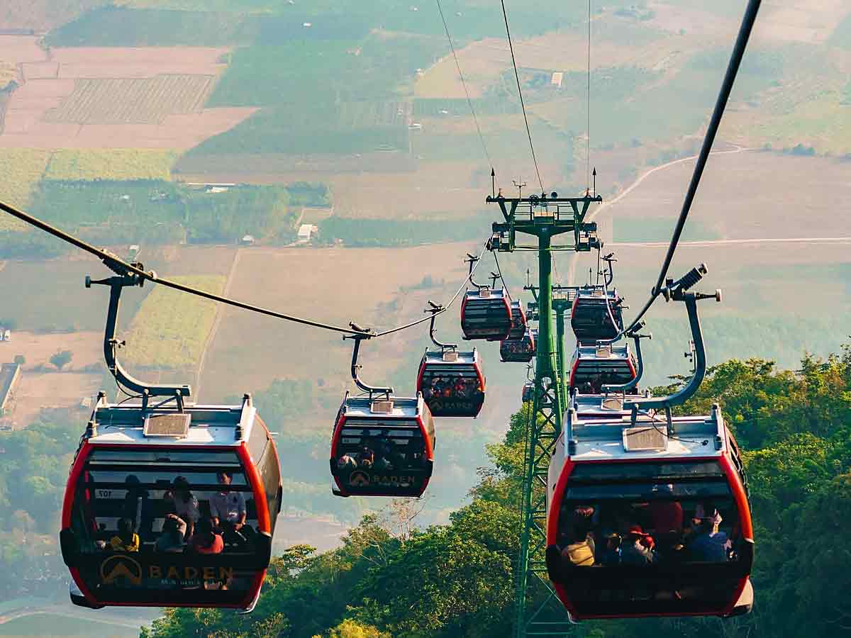 Trong ngày đầu đến với địa phận Núi Bà Đen, nhiều gia đình lựa chọn trải nghiệm cáp treo.