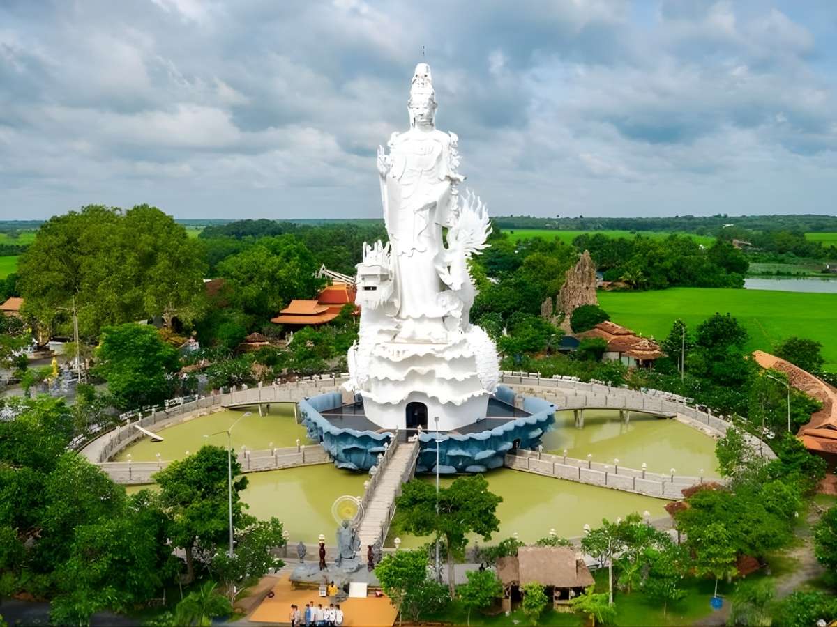Pho tượng Quán Thế Âm Bồ Tát lớn tại khuôn viên Chùa Gò Kén Tây Ninh