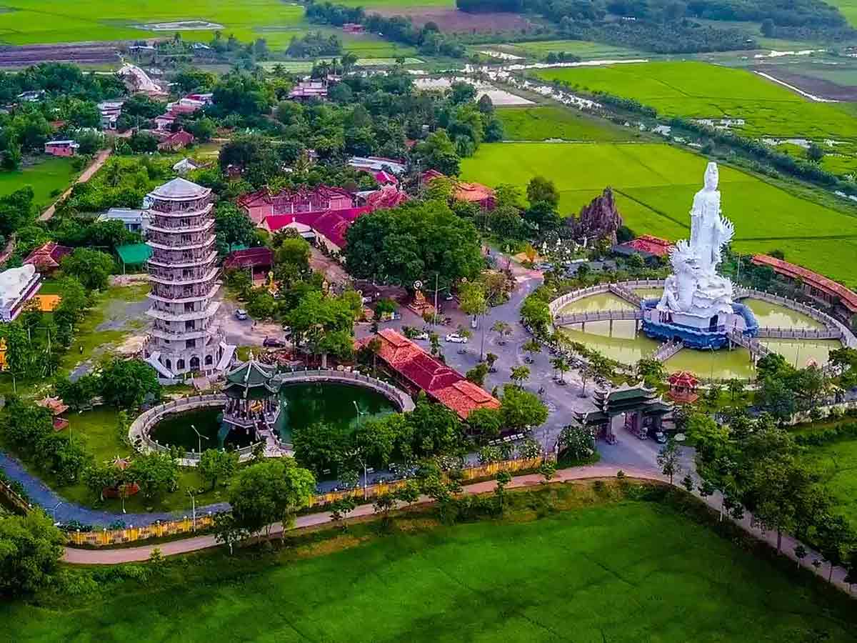 Địa hình của Tây Ninh có sự hòa quyện giữa đồng bằng, thiên nhiên cùng với việc gần trung tâm