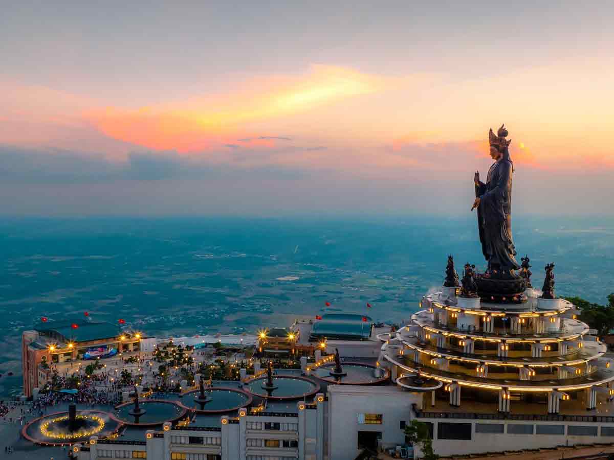 Núi Bà Đen là điểm du lịch tự nhiên nổi bật trong tỉnh Tây Ninh