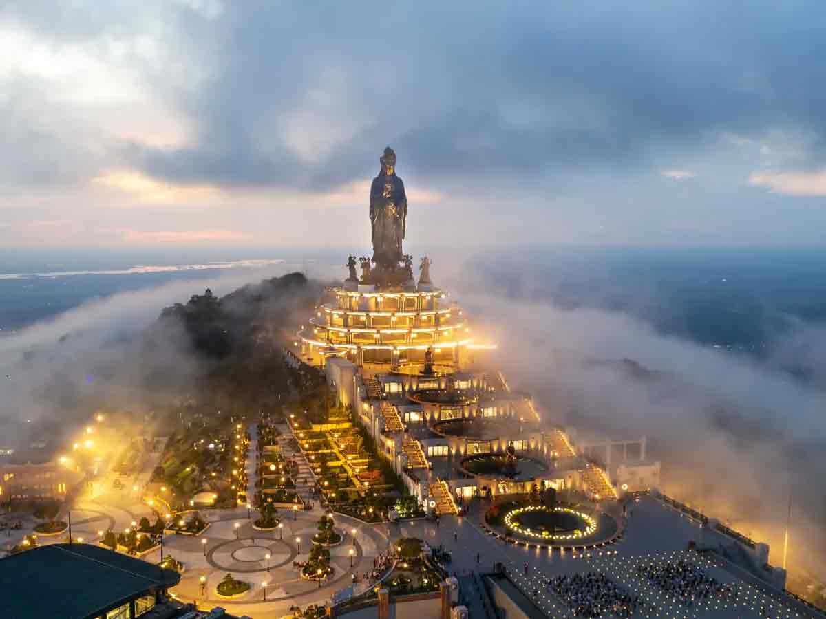 Tham quan Núi Bà Đen Tây Ninh để cảm nhận không khí trong lành và tầm nhìn bao quát.