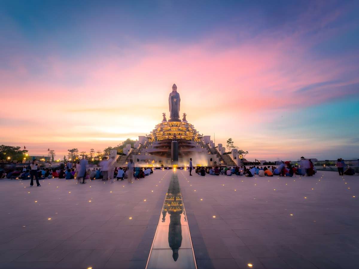 Quảng trường trên đỉnh Núi Bà Đen với không gian rộng nhìn ra cảnh quan xung quanh.