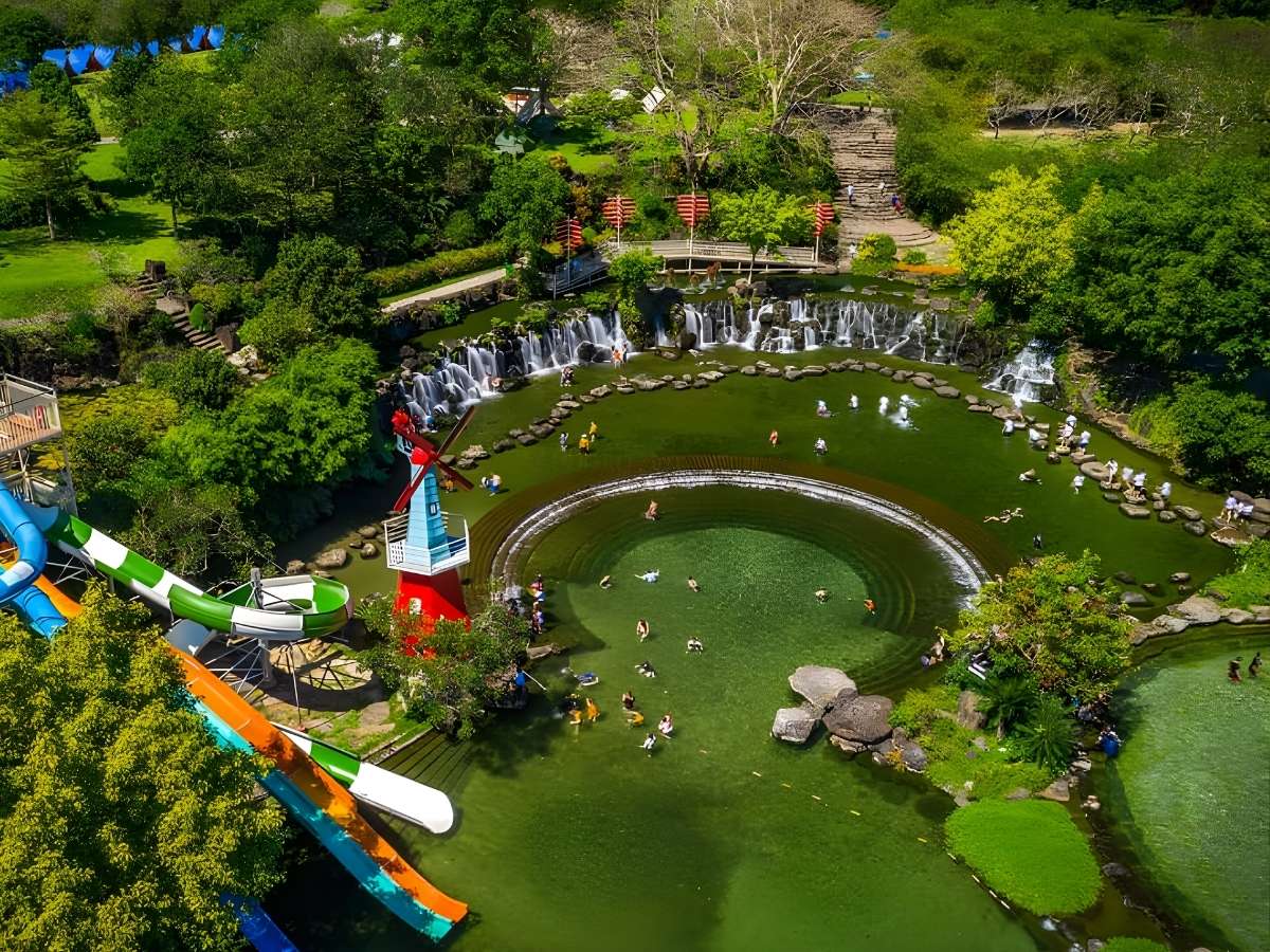 Hồ bơi thiên nhiên rộng lớn tại Suối Mơ Park với làn nước trong xanh giữa không gian cây xanh