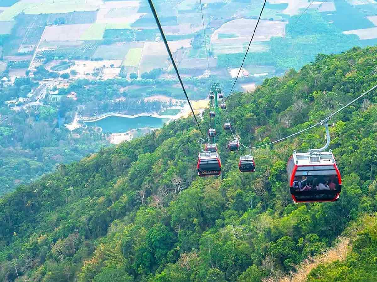 Núi Bà Đen Tây Ninh là nơi có hệ thống cáp treo đưa khách lên khu vực cao, vô cùng hiện đại