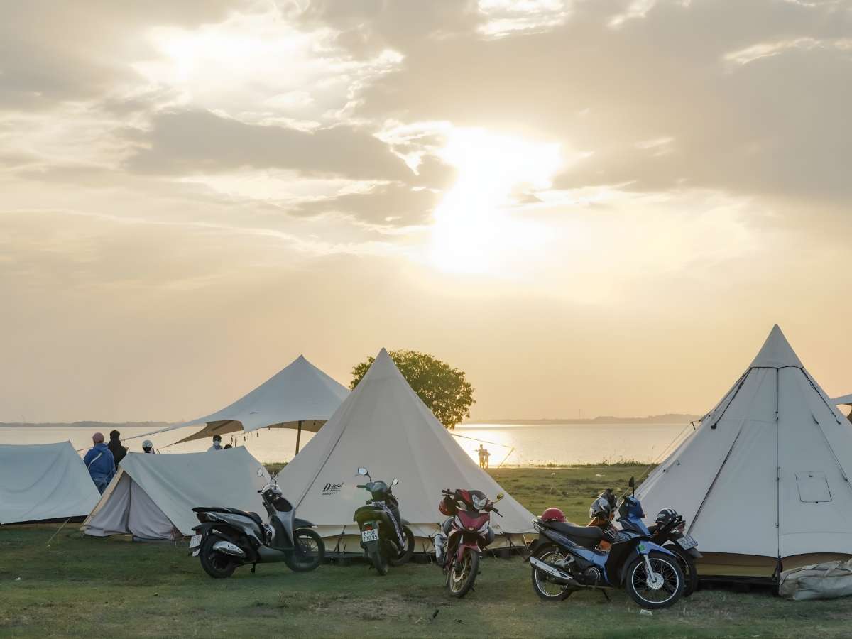 Không gian cắm trại và khu sinh hoạt chung tại Dầu Tiếng Camping and Homestay.