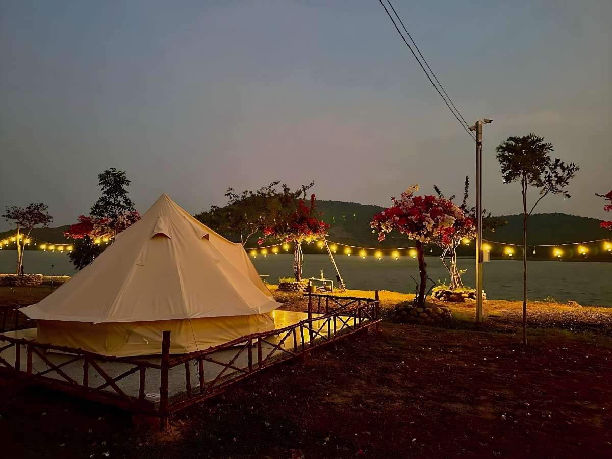 Homestay Vivu 24h Hồ Dầu Tiếng với cửa kính lớn hướng ra mặt nước.