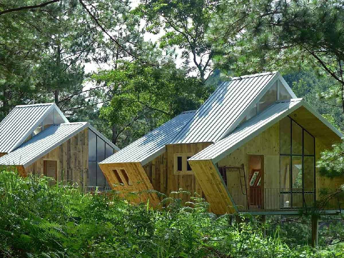 Gió Lake Homestay được mô tả có bungalow gỗ và khu cắm trại riêng biệt cho du khách