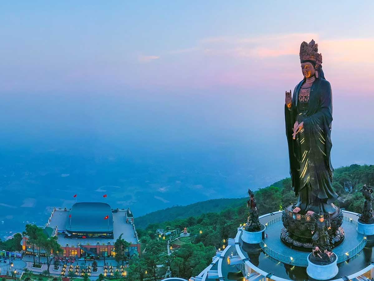 Núi Bà Đen Tây Ninh được ghi nhận là một trong những điểm hành hương nổi bật tại Đông Nam Bộ.