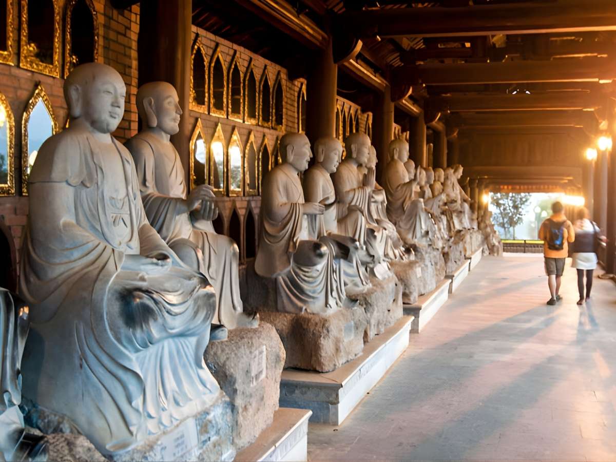 Hành lang tượng La Hán tại chùa Bái Đính với kiến trúc dài và quy mô lớn