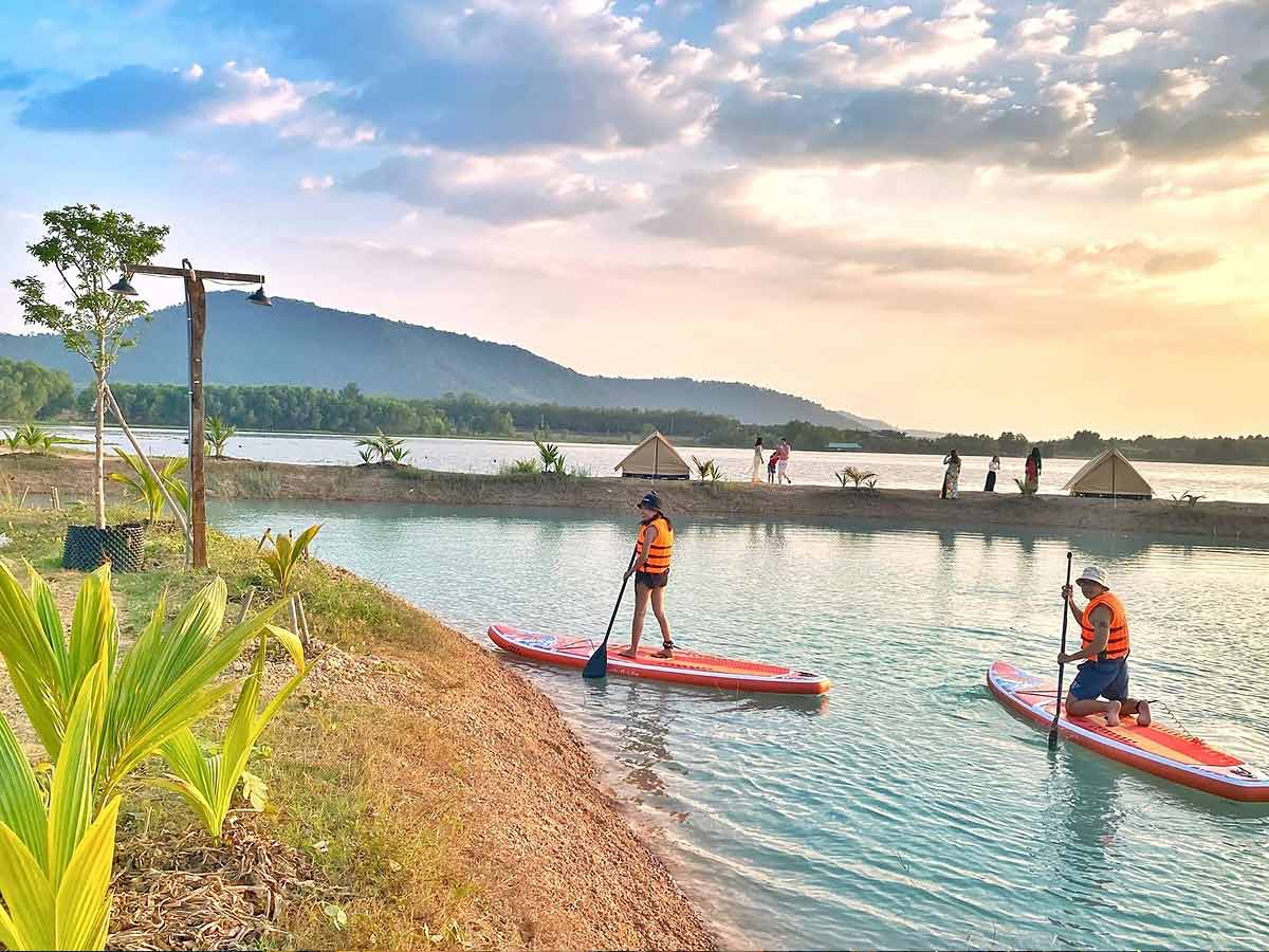 Không gian ven hồ Dầu Tiếng rộng mênh mông với đường bờ hồ kéo dài giúp mở ra không gian cực thoáng