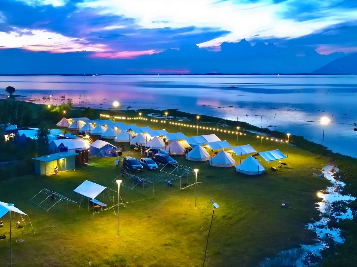 Không gian sân vườn xanh tại La Cà Camping Hồ Dầu Tiếng