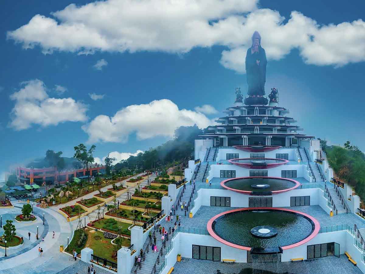 Núi Bà Đen Tây Ninh chính là điểm cao nhất tại khu vực miền Nam Việt Nam.