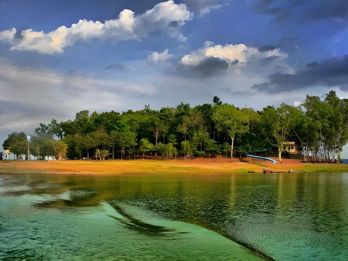 Khung cảnh Hồ Trị An Đồng Nai với mặt nước rộng và bãi đất ven hồ thích hợp dã ngoại.