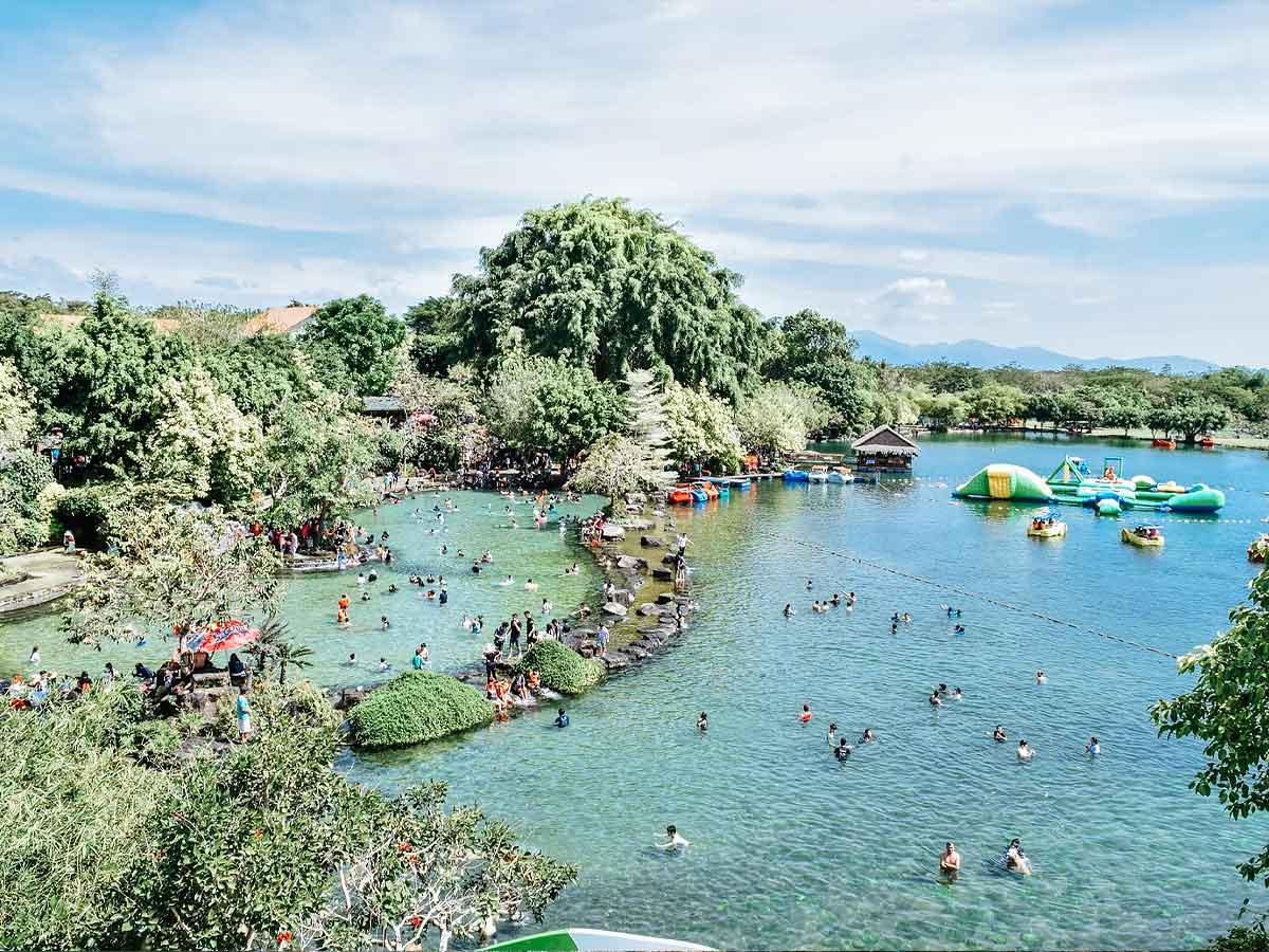 Suối Mơ Park nổi bật với hồ nước trong xanh và không gian cây xanh bao quanh rộng lớn.
