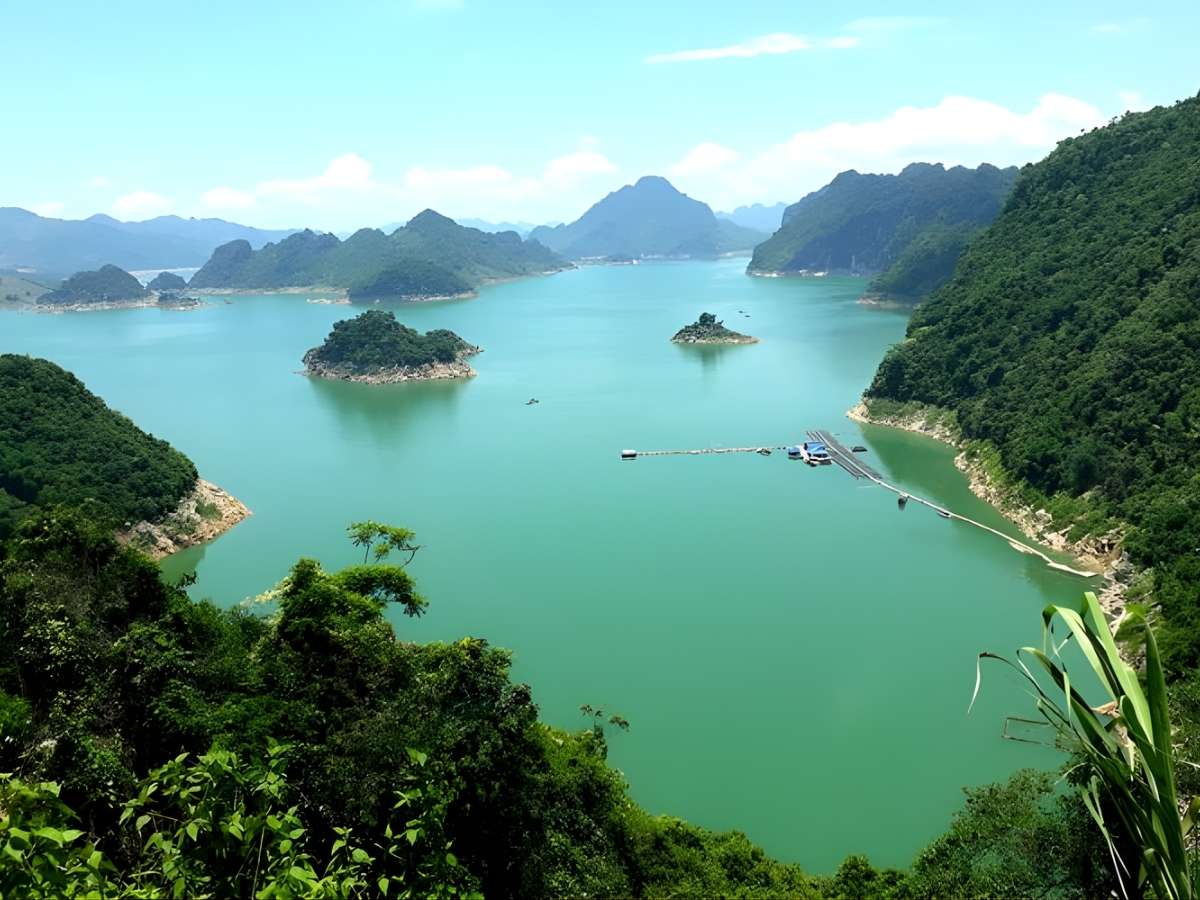 Khung cảnh Hồ Trị An với mặt nước rộng và bãi đất ven hồ thích hợp dã ngoại.