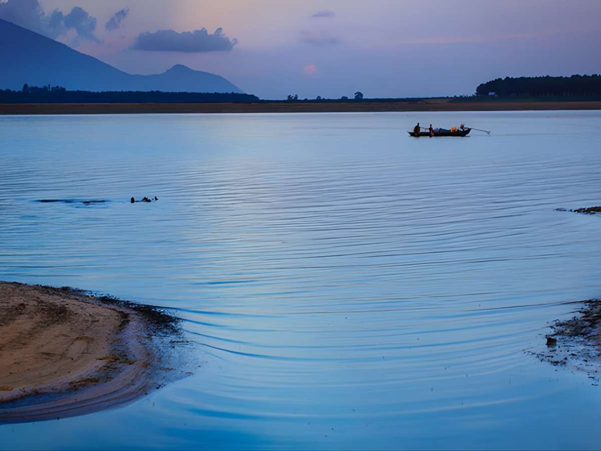 Núi Bà Đen Tây Ninh là ngọn núi cao nhất Nam Bộ, là lựa chọn nổi bật cho các tour du lịch cuối tuần