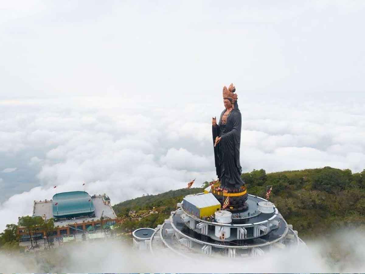 Núi Bà Đen Tây Ninh là ngọn núi cao nhất Nam Bộ, là lựa chọn nổi bật cho các tour du lịch cuối tuần