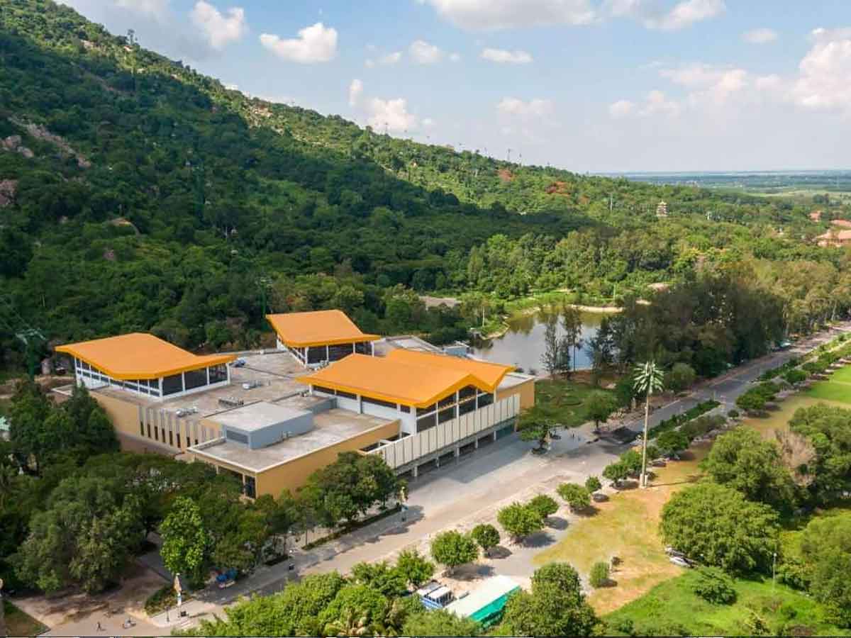 Lịch trình trong ngày đầu tiên sẽ bắt đầu bằng việc khám phá thiên nhiên và vùng núi cao tại Tây Ninh.