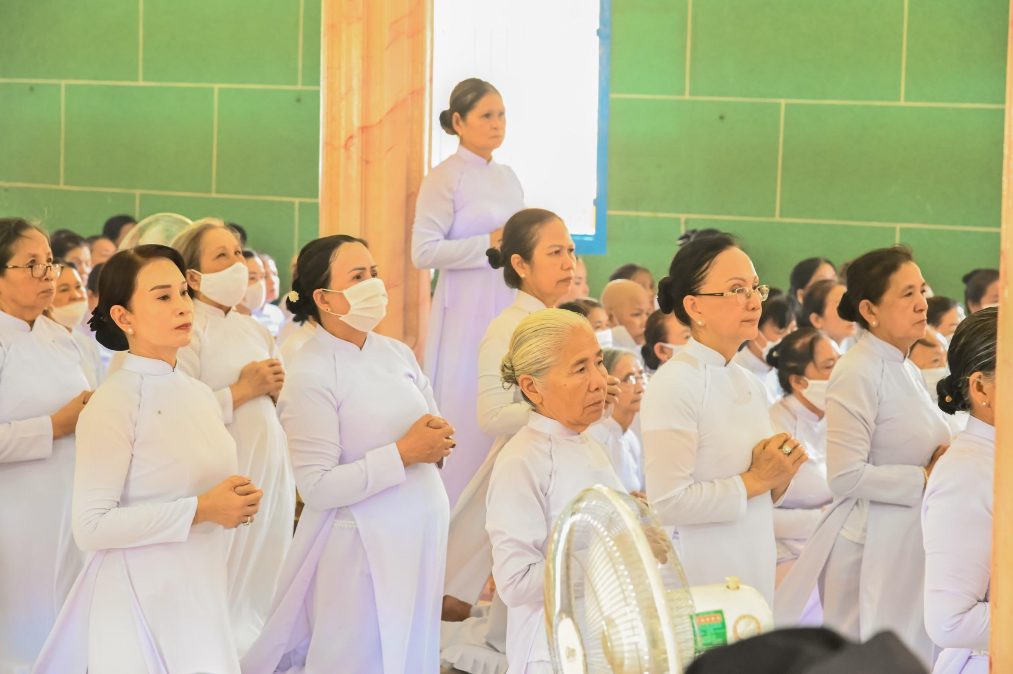 Mỗi người tham dự cần giữ thái độ trang nghiêm và tôn trọng các nghi lễ