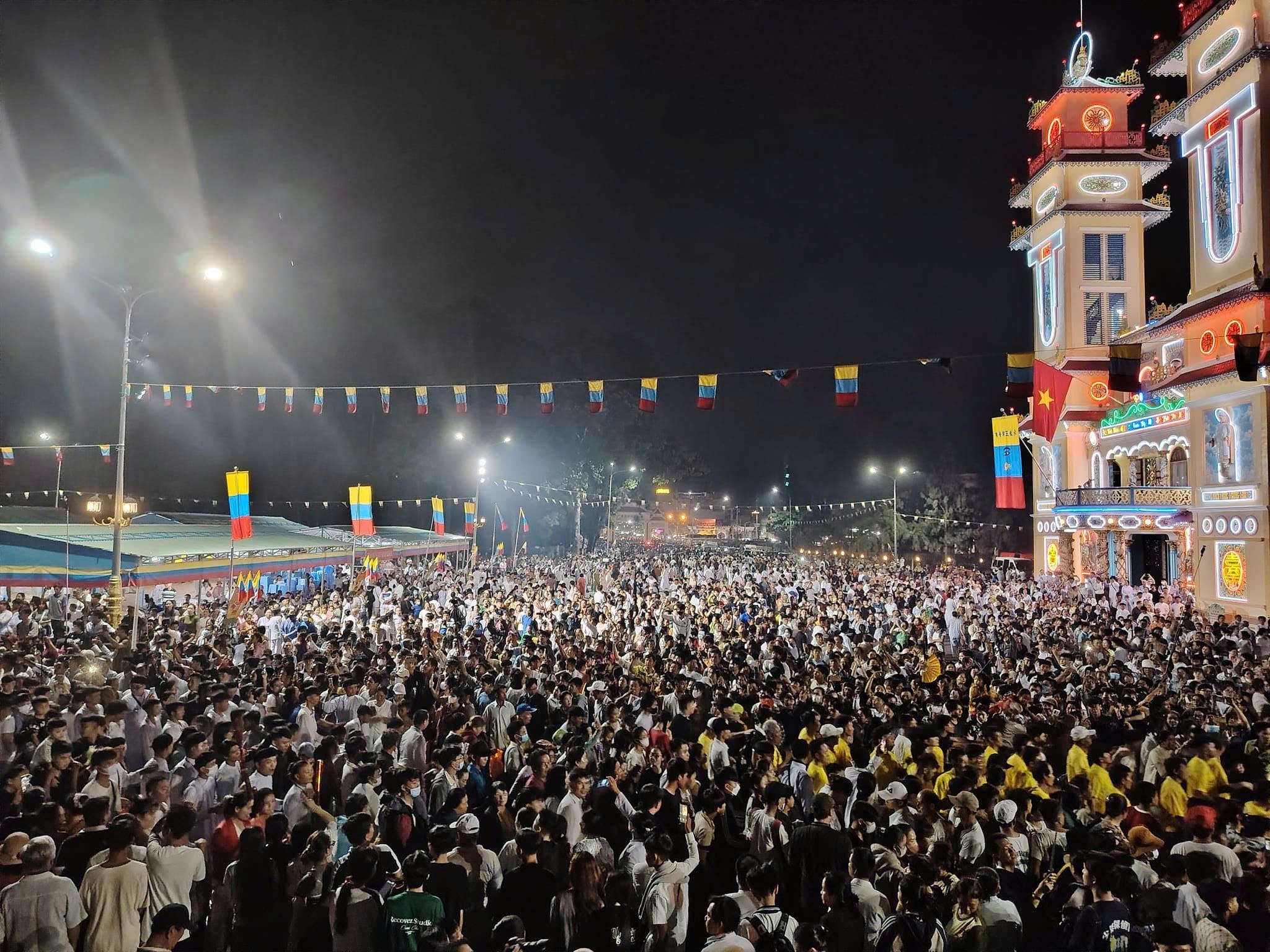 Tòa Thánh Tây Ninh trong mùa Hội Yến Diêu Trì Cung, khi tín đồ và du khách cùng về tham dự đại lễ