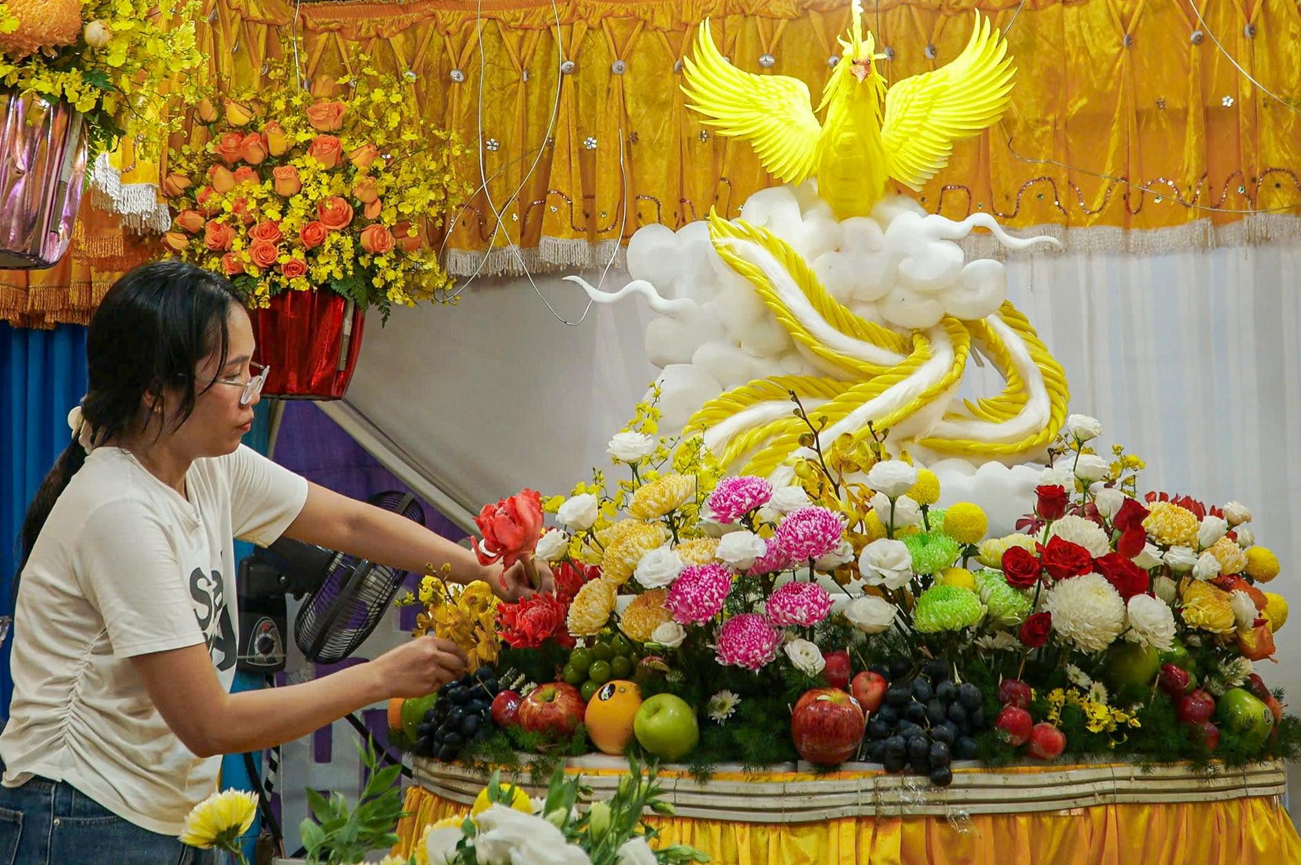 Hoa quả, bánh trái và các phẩm vật được sắp đặt trong không gian Hội Yến Diêu Trì Cung tại Tòa Thánh Tây Ninh.