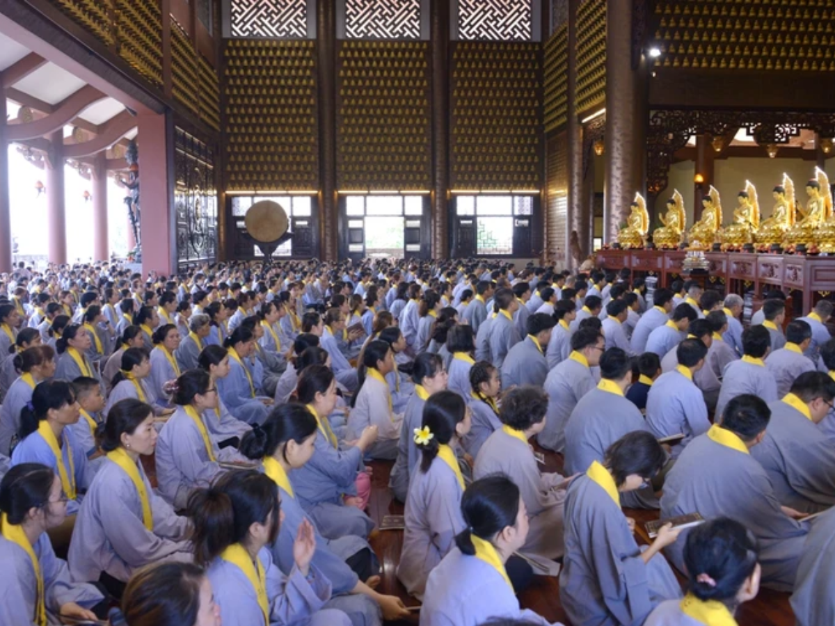Phật tử trang nghiêm trước Tam Bảo trong không gian chùa 