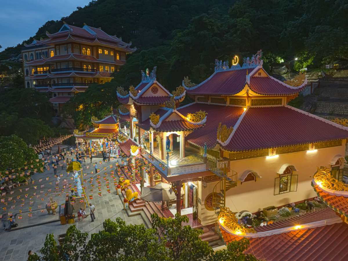 Quần thể chùa Bà ở lưng chừng núi 