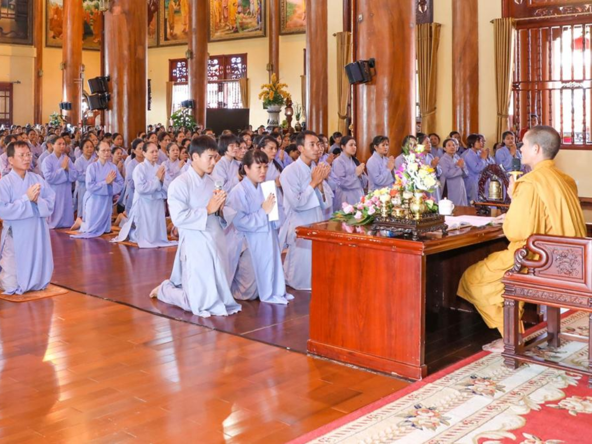 Người học Phật lắng nghe giảng pháp tại chùa