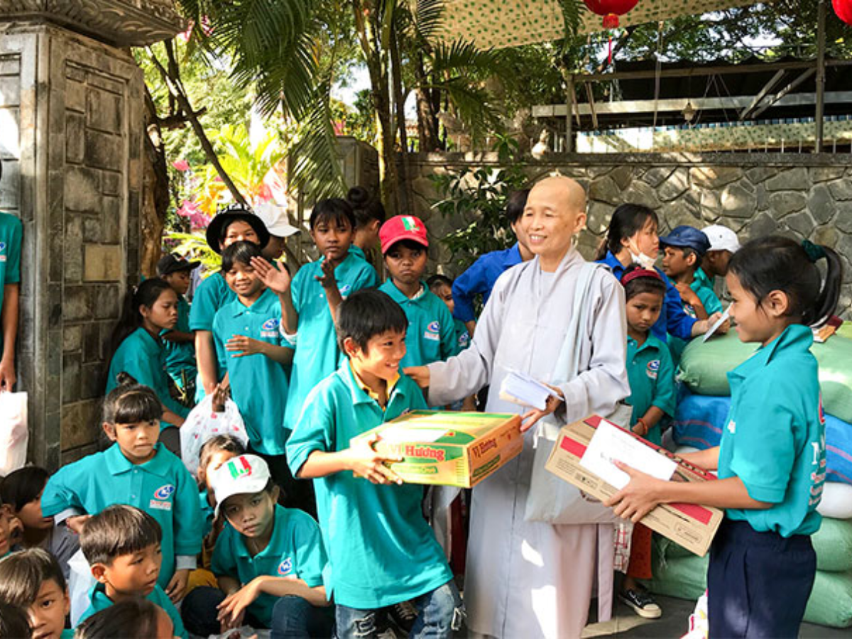 Người Phật tử lắng nghe và hỗ trợ người khác trong một hoạt động cộng đồng