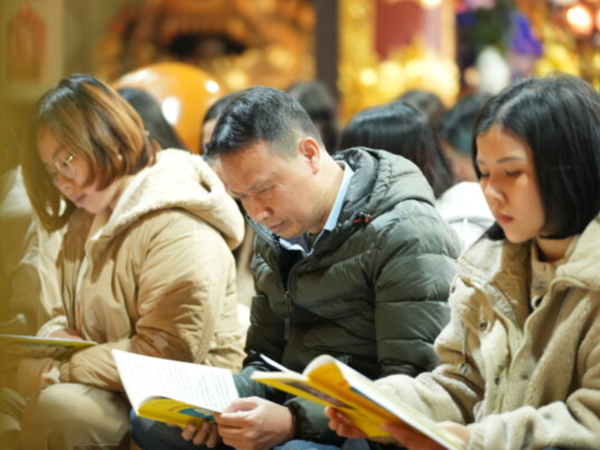 Phật tử lắng nghe hướng dẫn thiền trong không gian trang nghiêm