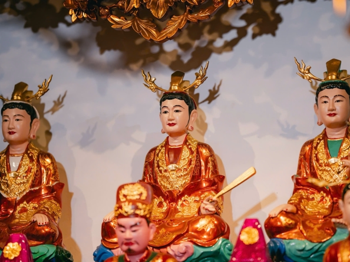 Hình tượng Thánh Mẫu trong một đền, phủ truyền thống