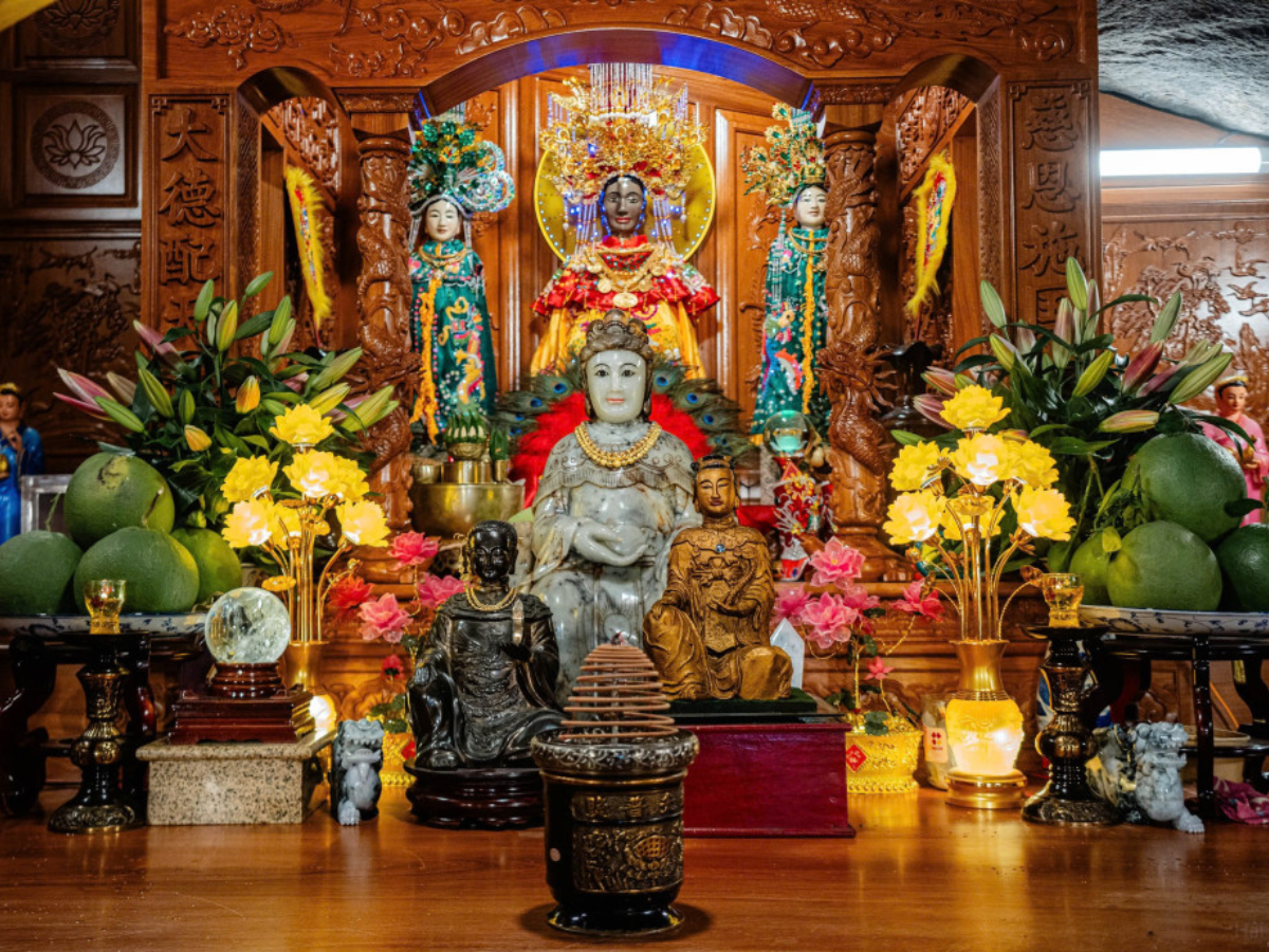 Tượng Linh Sơn Thánh Mẫu trong Điện Bà trên Núi Bà Đen