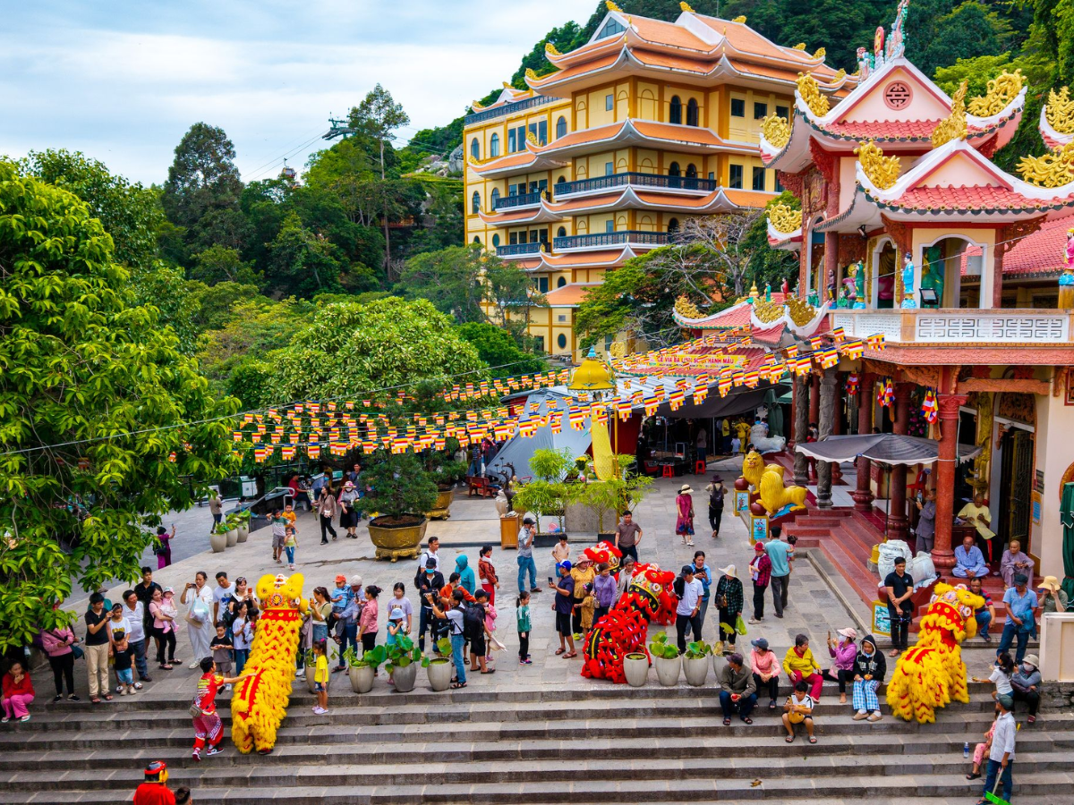 Du khách viếng thăm Chùa Bà tại Núi Bà Đen