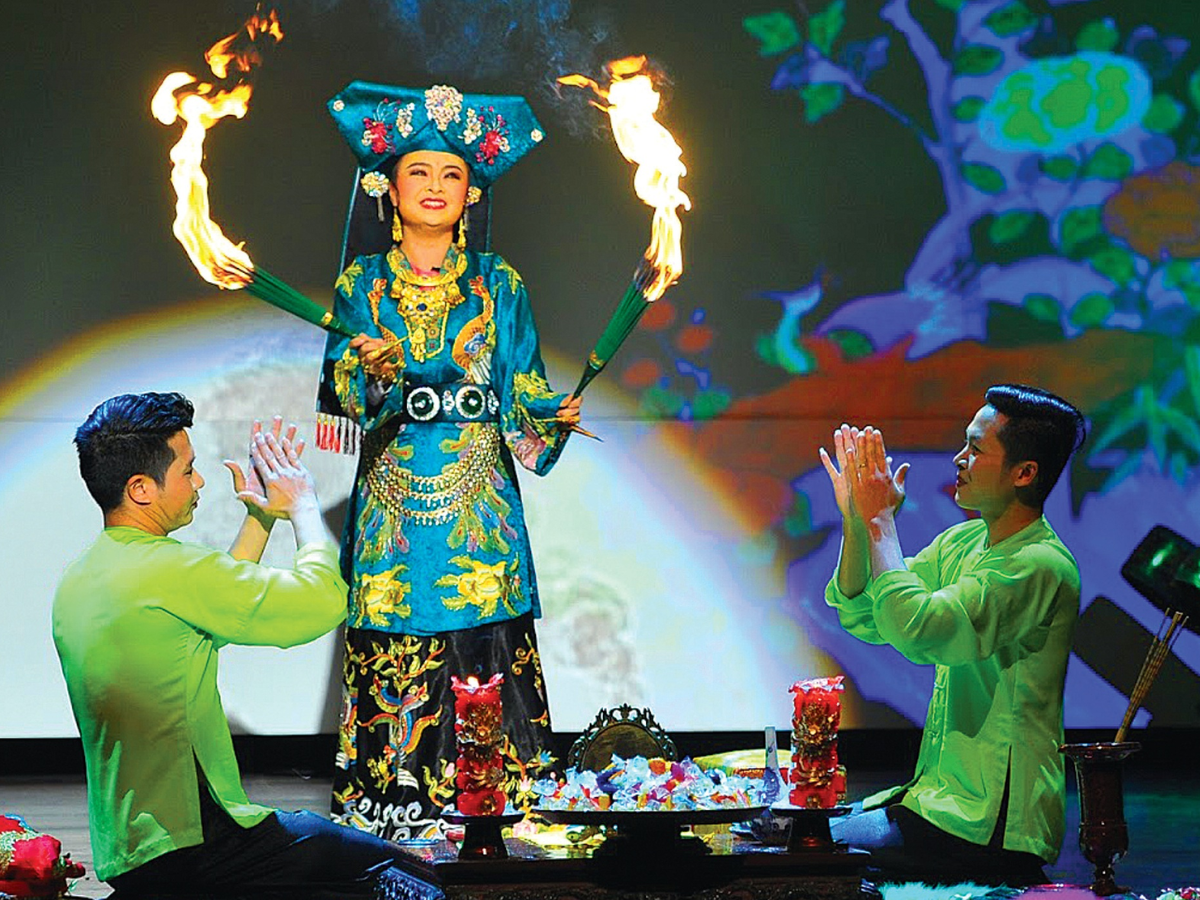 Nghệ thuật hát văn, trang phục và múa trong nghi lễ hầu đồng