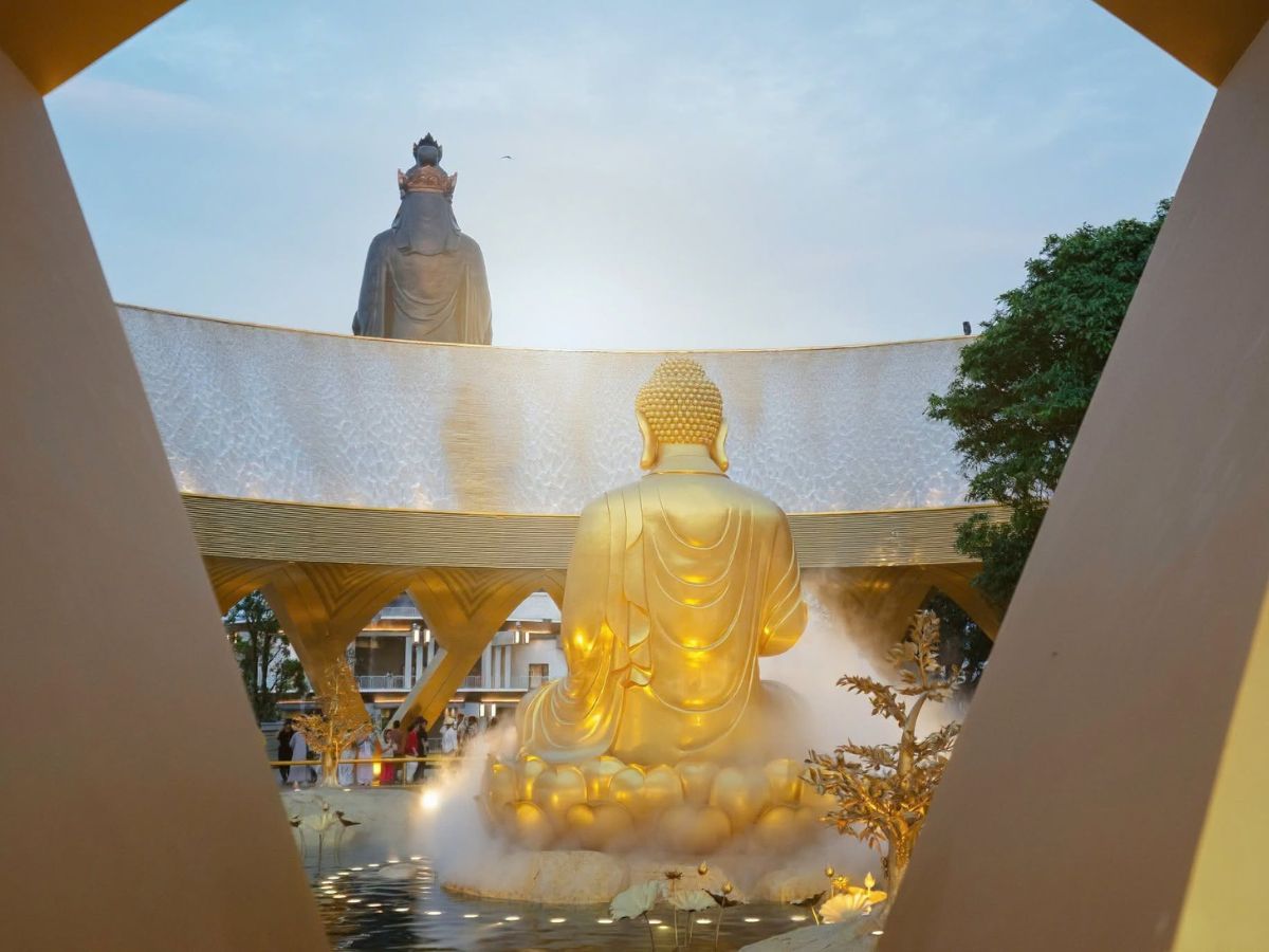 Không gian vườn Ưu Đàm thanh tịnh, thư thái thu hút du khách tham quan chiêm bái.
