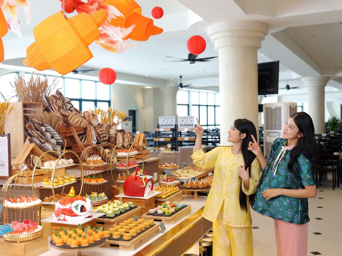 Du khách thưởng thức ẩm thực ngay trên Núi Bà Đen để vừa nghỉ ngơi vừa tận hưởng không gian giữa mây trời.