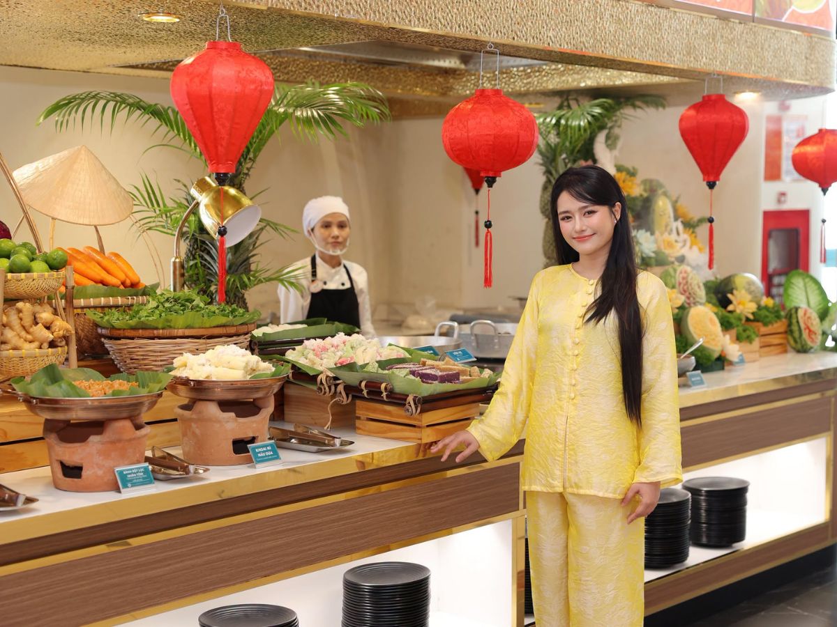 Du khách lựa chọn trang phục phù hợp cho hành trình khám phá núi Bà Đen.